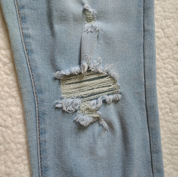 *NWOT* Celebrity Pink Women's Size 25 Light Wash Distressed Cropped Jeans - Picture 4 of 11
